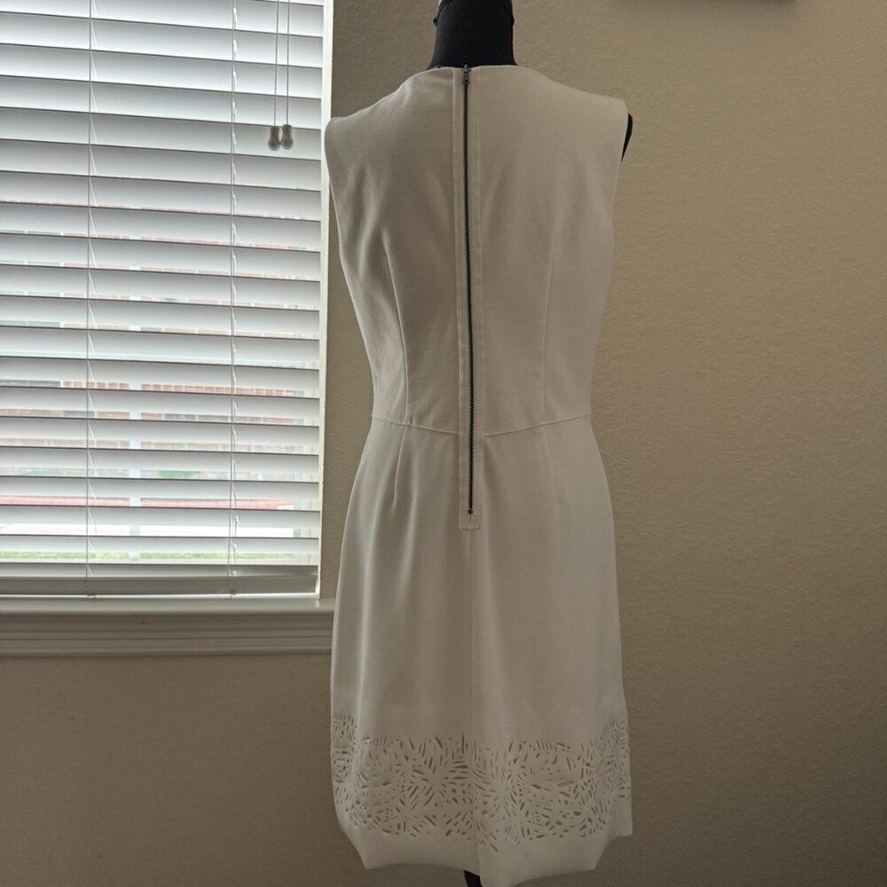 T.Tahari White sleeveless fitted dress with lace trim lined size 6 - Picture 2 of 14